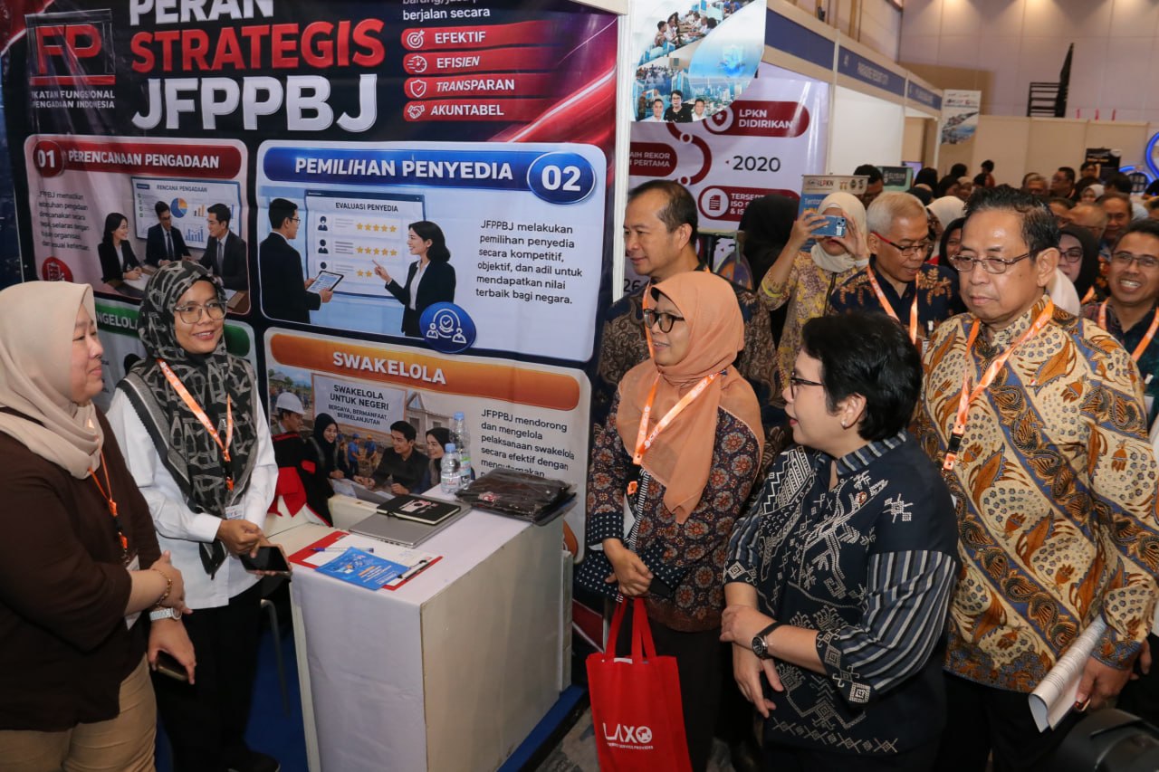 Pengunjung berdiskusi di depan panel informasi peran strategis JFPPBJ.