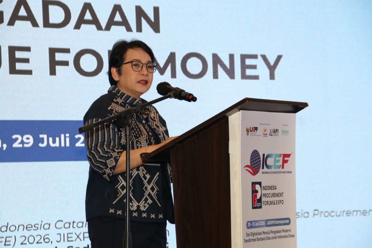 Pembicara menyampaikan pemaparan dari podium pada forum ICEF-IPFE.