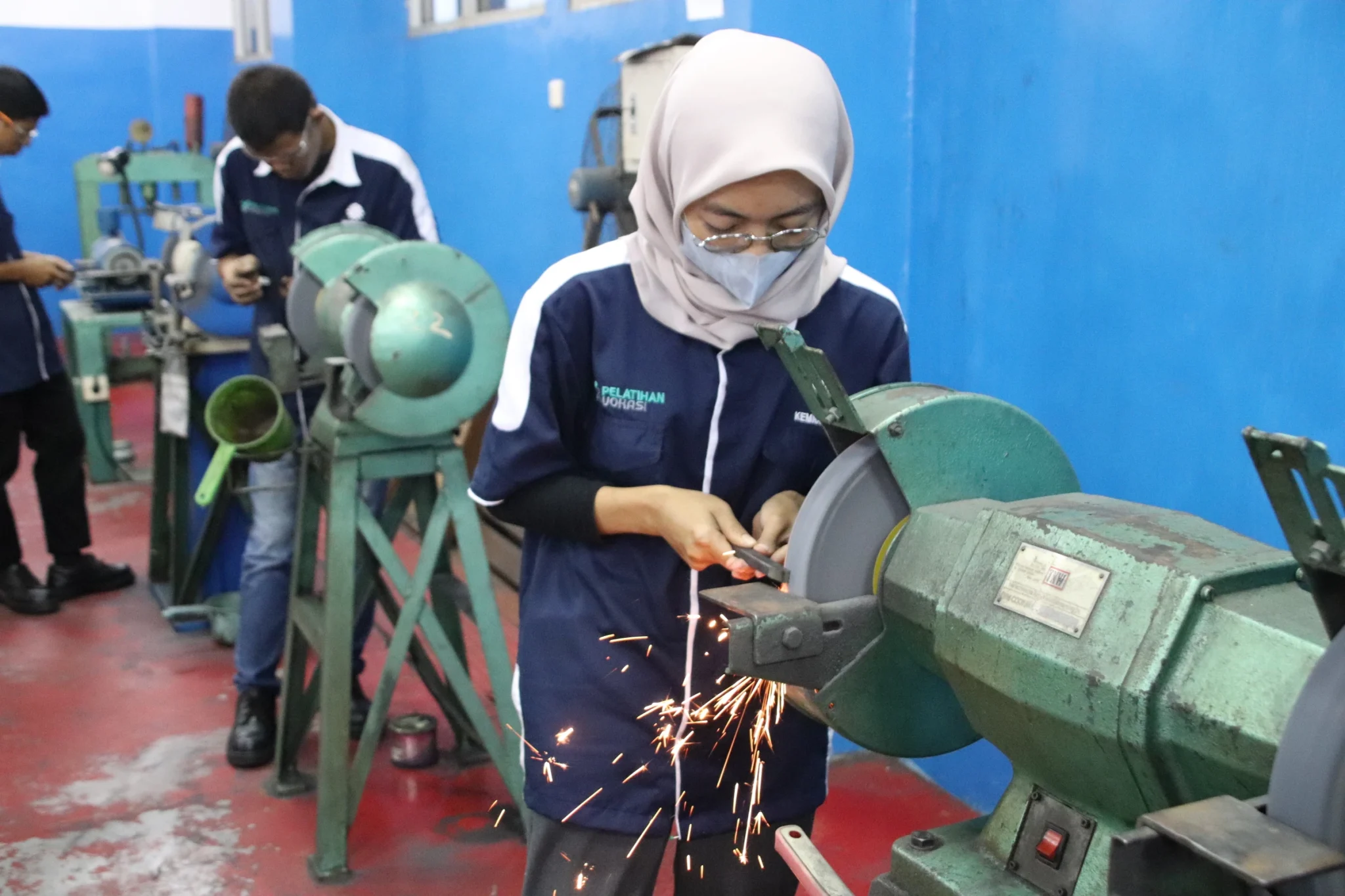 Peserta pelatihan teknik manufaktur menggerinda logam di bengkel BPVP Surakarta.