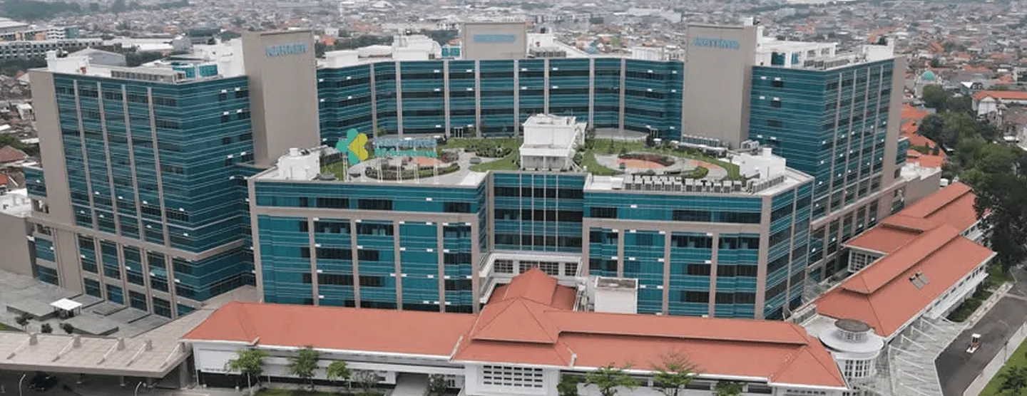 Tampak udara kompleks gedung RS Kemenkes Surabaya dengan bangunan layanan bertingkat.