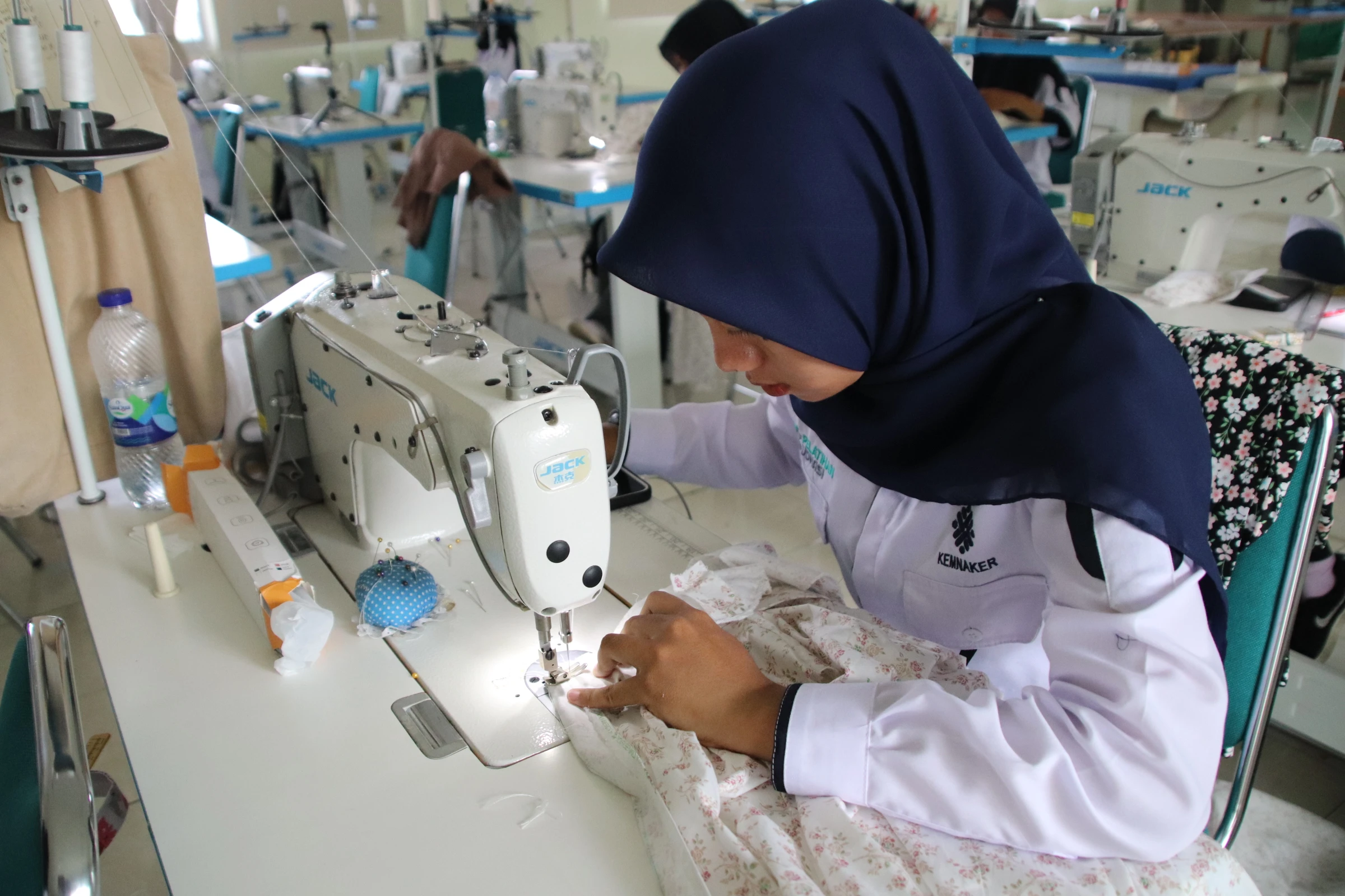 Peserta berlatih menjahit dengan mesin jahit di ruang pelatihan BPVP Surakarta.